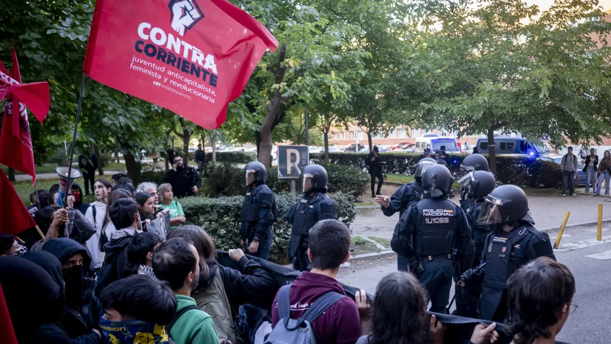 Así es Contracorriente, el grupo vinculado a los disturbios en la Complutense que defiende la "lucha radical para bloquearlo todo"