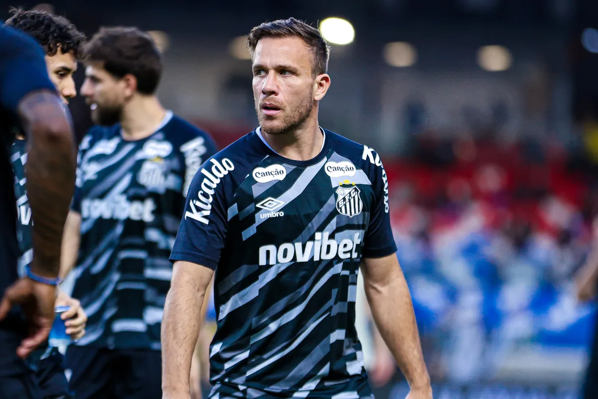 Arthur conta bastidores de busca por renovação com o Grêmio antes de acerto com o Santos