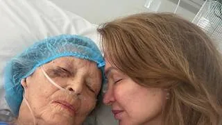 Dora Mazzone recibe una noticia sobre el estado de salud de su madre