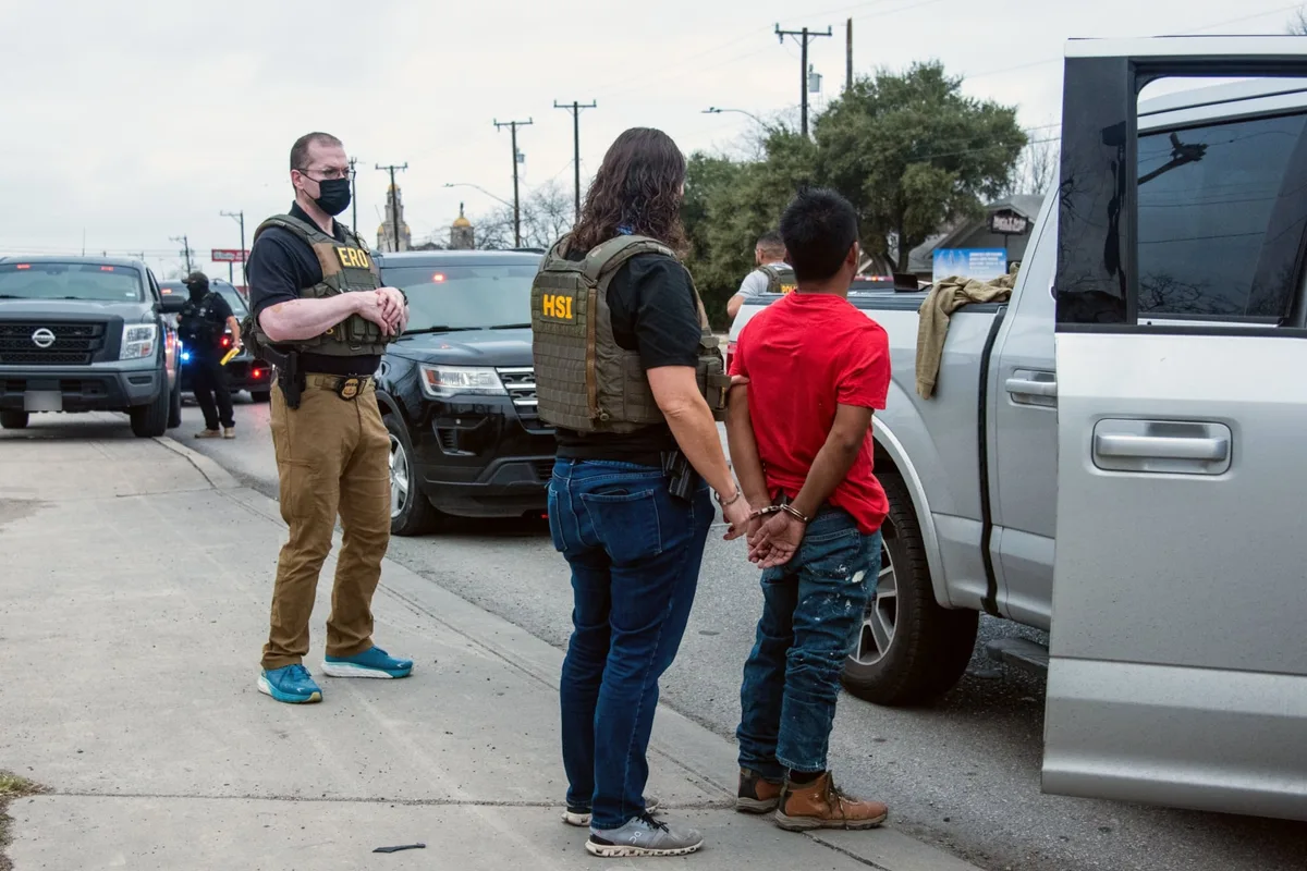 Redadas masivas: cámaras corporales y el modus operandi del ICE para detener migrantes en paradas de auto