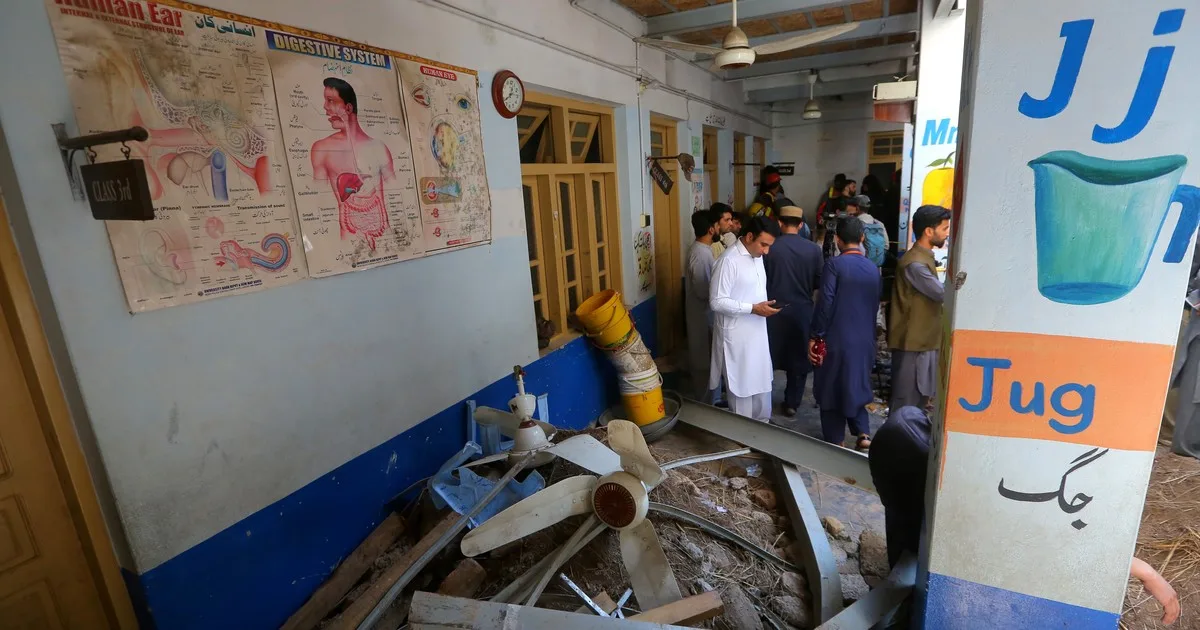 Tragedia en Pakistán: mueren 34 alumnos y una maestra al derrumbarse el techo de un colegio
