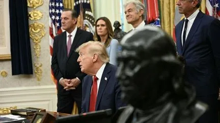 Donald Trump promulgue une loi imposant de nouvelles sanctions contre la Russie