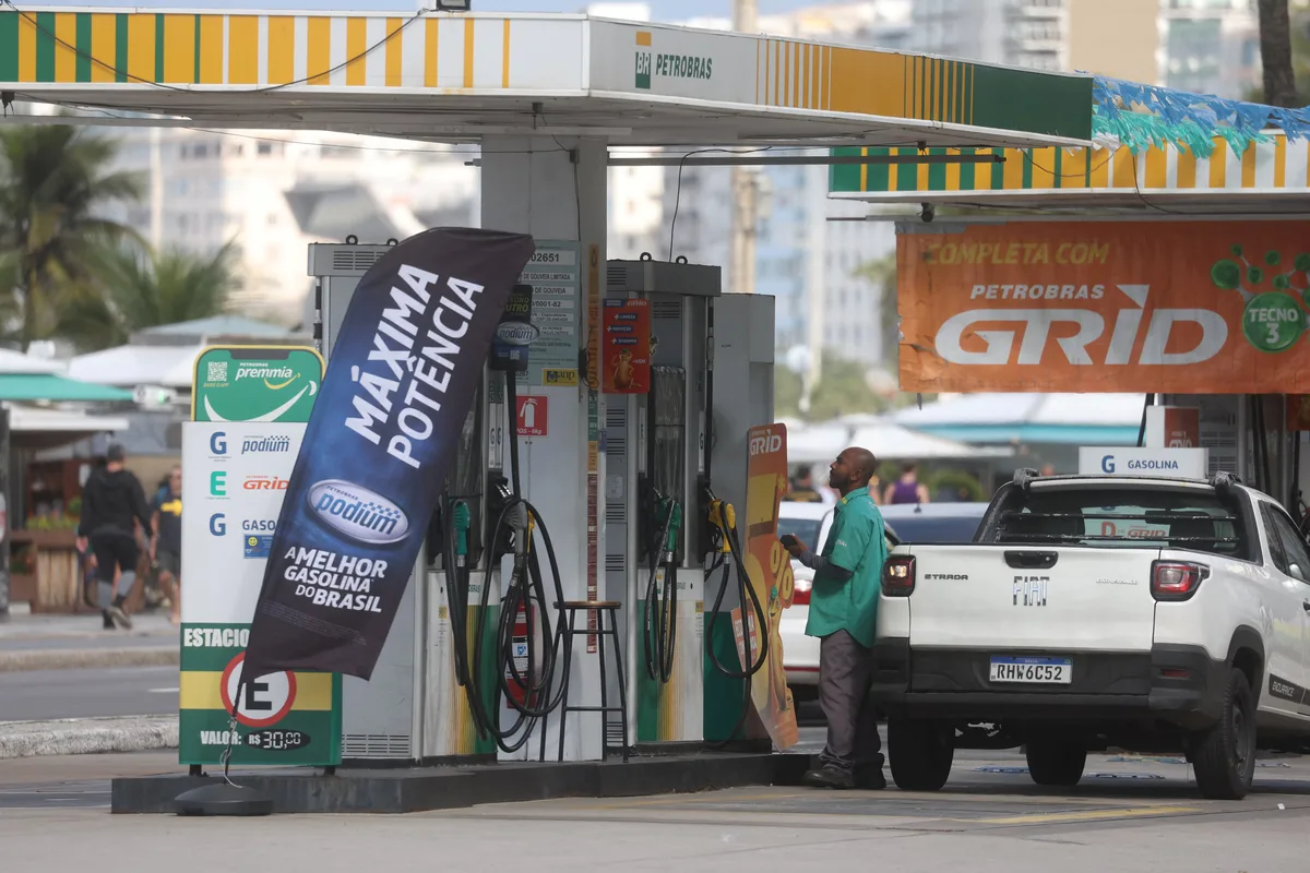 El Gobierno de Brasil amplía por 30 días los subsidios a los combustibles antes de la segunda vuelta