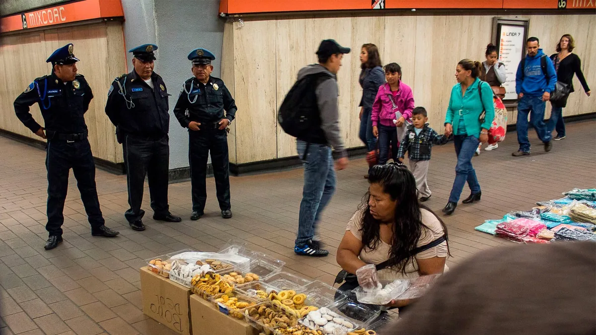 Uniformados y sin gritos, las nuevas normas que el Metro CDMX implementa a comerciantes