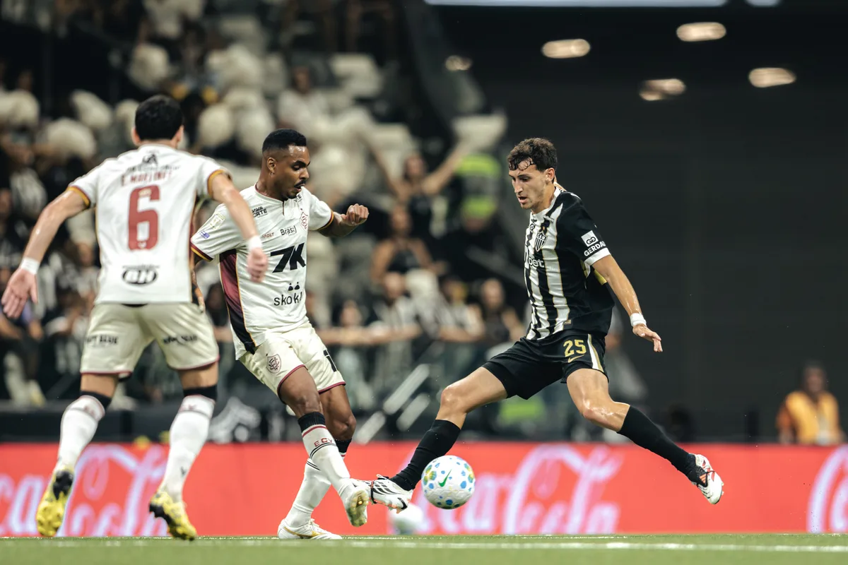Vitória falha na defesa e perde para o Atlético-MG na Arena MRV