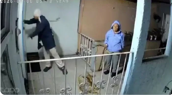 Vecinas de Coyoacán embarran excremento en la puerta de un departamento y retan a los habitantes a salir