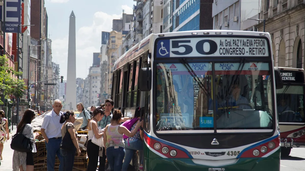 Más de 100 líneas de colectivos del AMBA advierten que bajarán frecuencias si no se resuelve el problema de rentabilidad