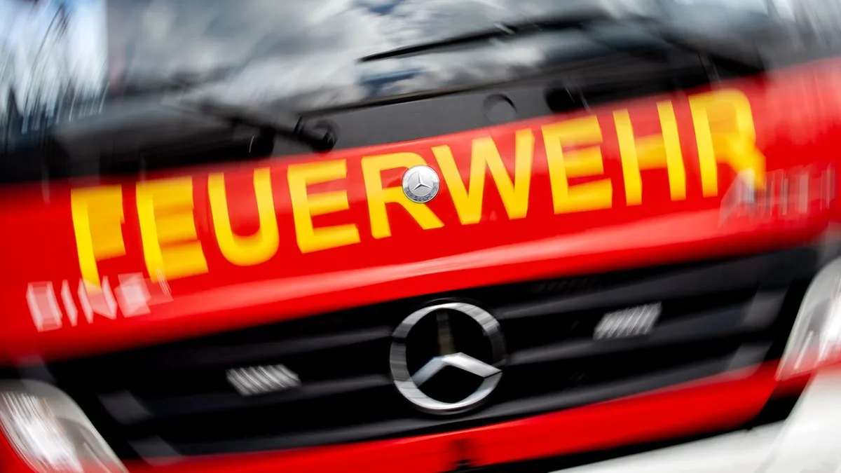 Schaden von einer Million Euro: Wohnhaus in Flammen - eine Person verletzt