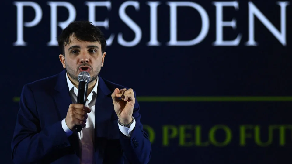 Renan nega irregularidades com candidatura e diz que não vai “baixar a cabeça”