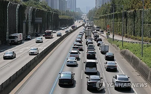 연휴 첫날 고속도로 정체 극심…서울→부산 최대 9시간30분
