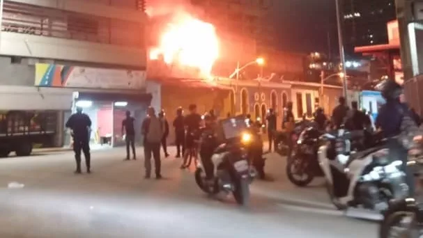 Reportan incendio en los alrededores de la Torre David en Caracas