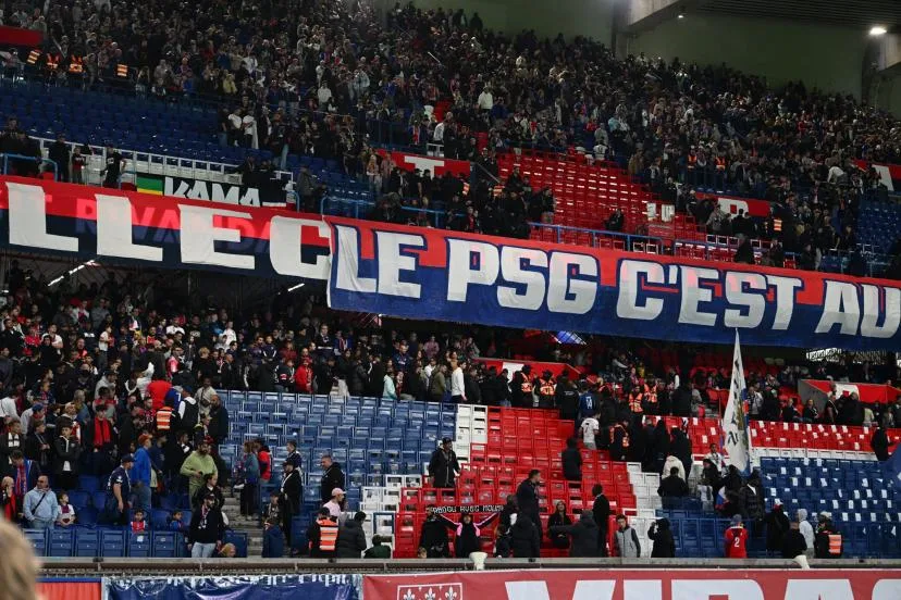 Des supporters du PSG font grève après le retrait d'une banderole lors du match contre Le Mans