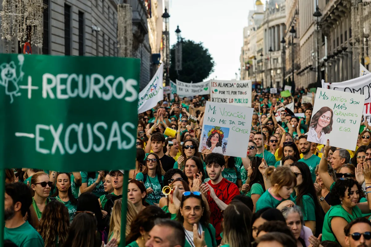Alto seguimiento, cánticos contra Ayuso y cargas en la primera jornada de huelga del profesorado en Madrid