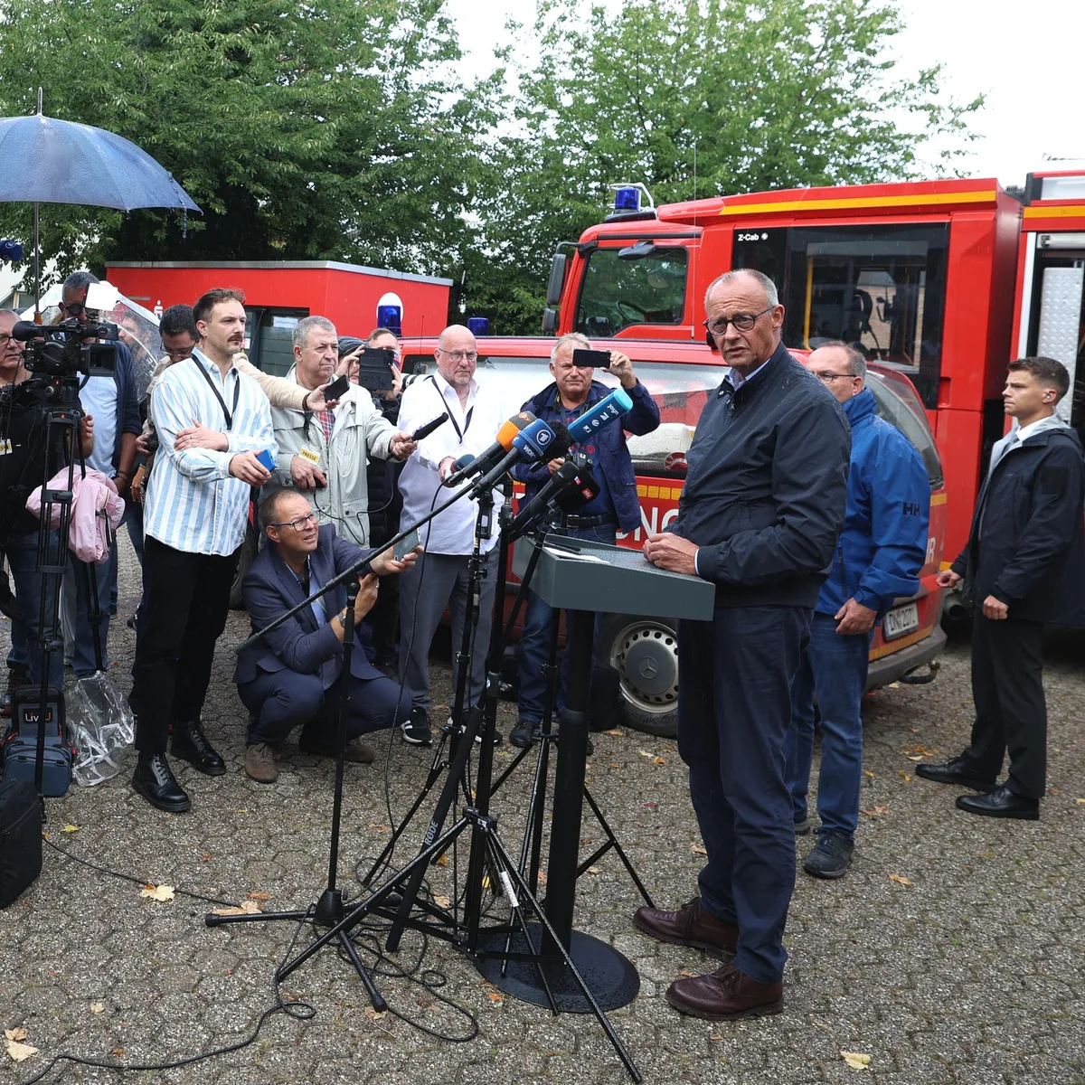 Nach dem Waldbrand - Bundeskanzler Merz dankt Einsatzkräften in Hürtgenwald