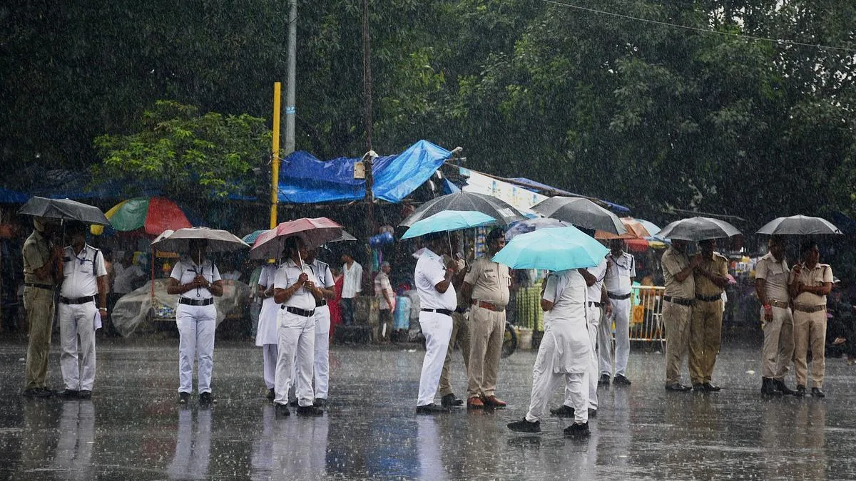 Normal life disrupted as heavy rain lashes Kolkata, south Bengal