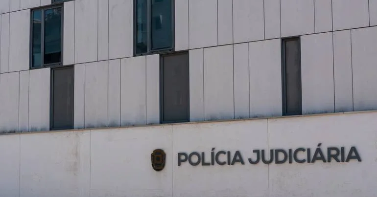 Três jovens detidos por mortes ligadas a tiroteio