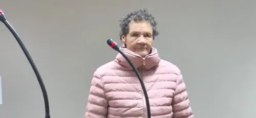 Aletta Rose threatens to throw cooldrink bottle at photographer