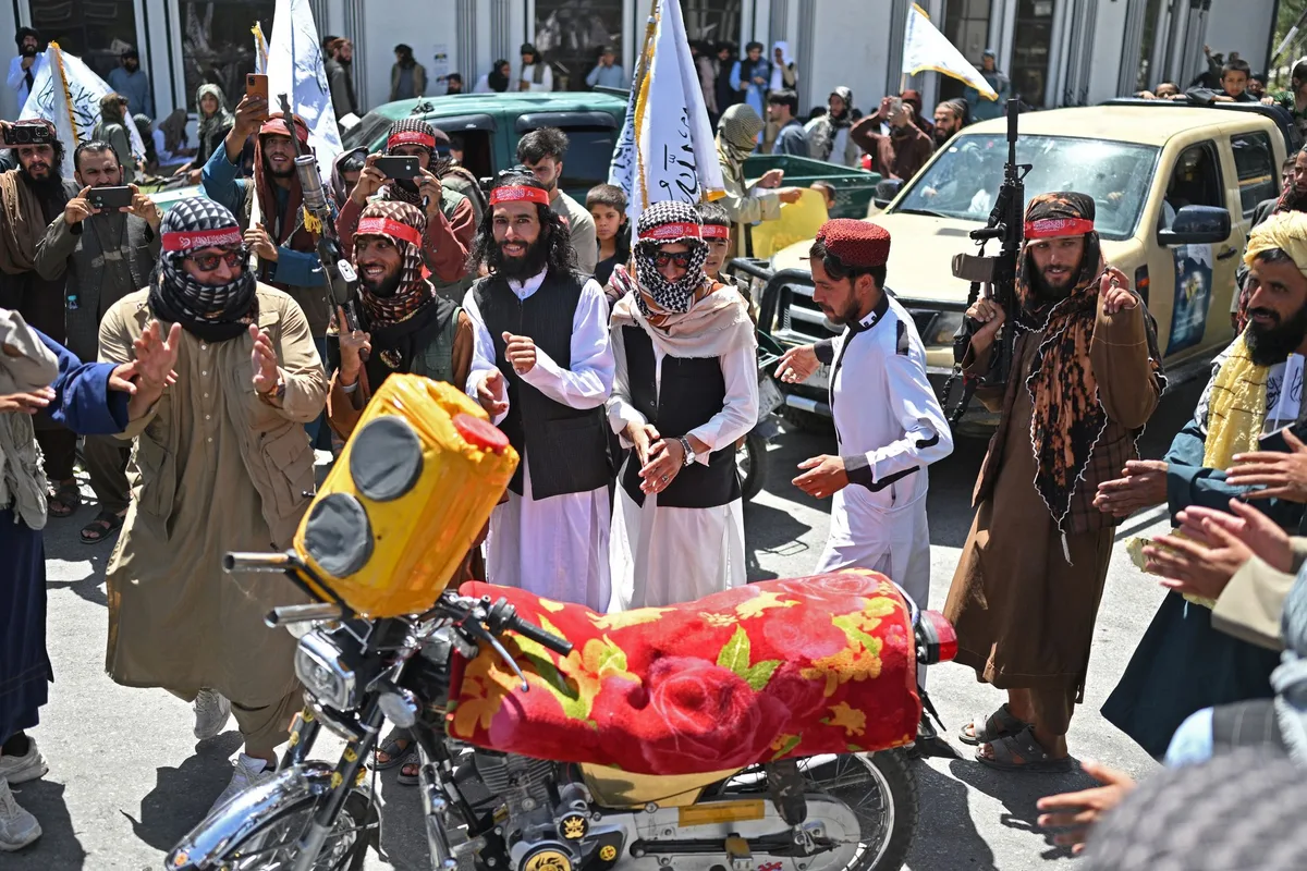 Les partisans du gouvernement taliban célèbrent cinq ans de pouvoir en Afghanistan