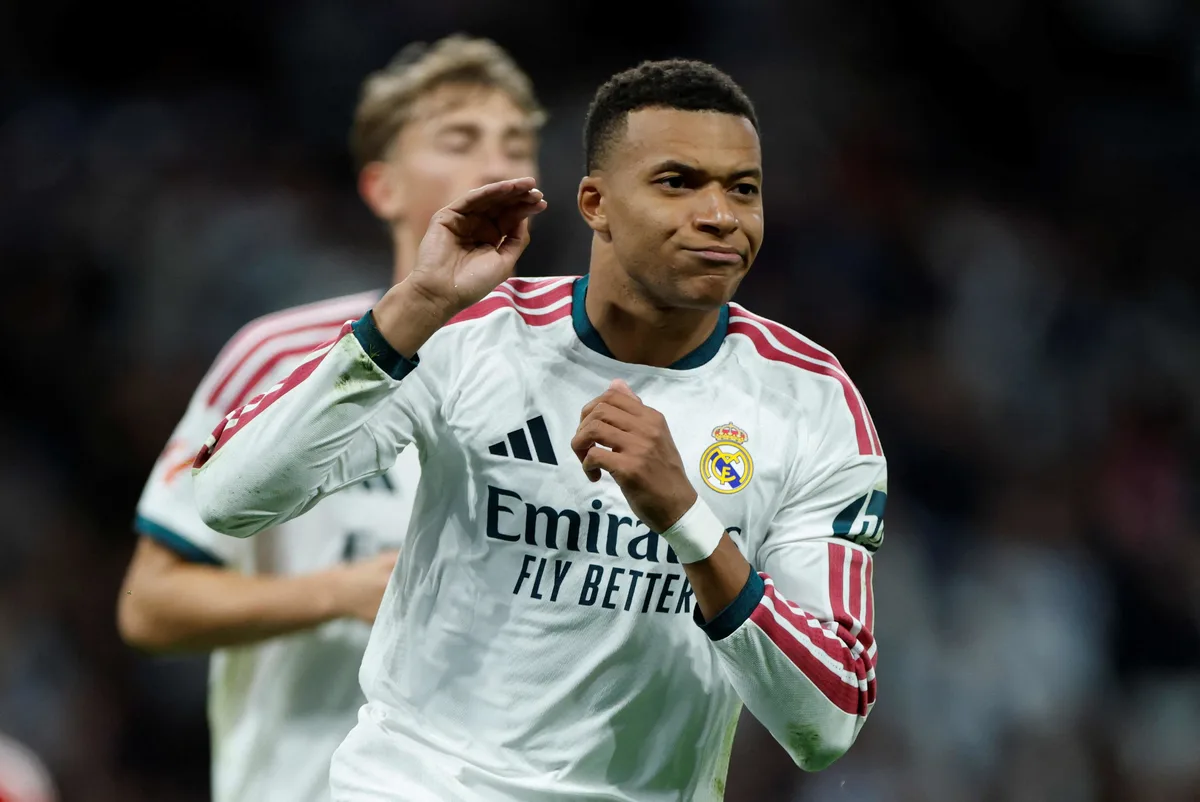 El Madrid se impone al Sevilla con polémica y el fútbol-ficción de Mbappé a una semana del clásico