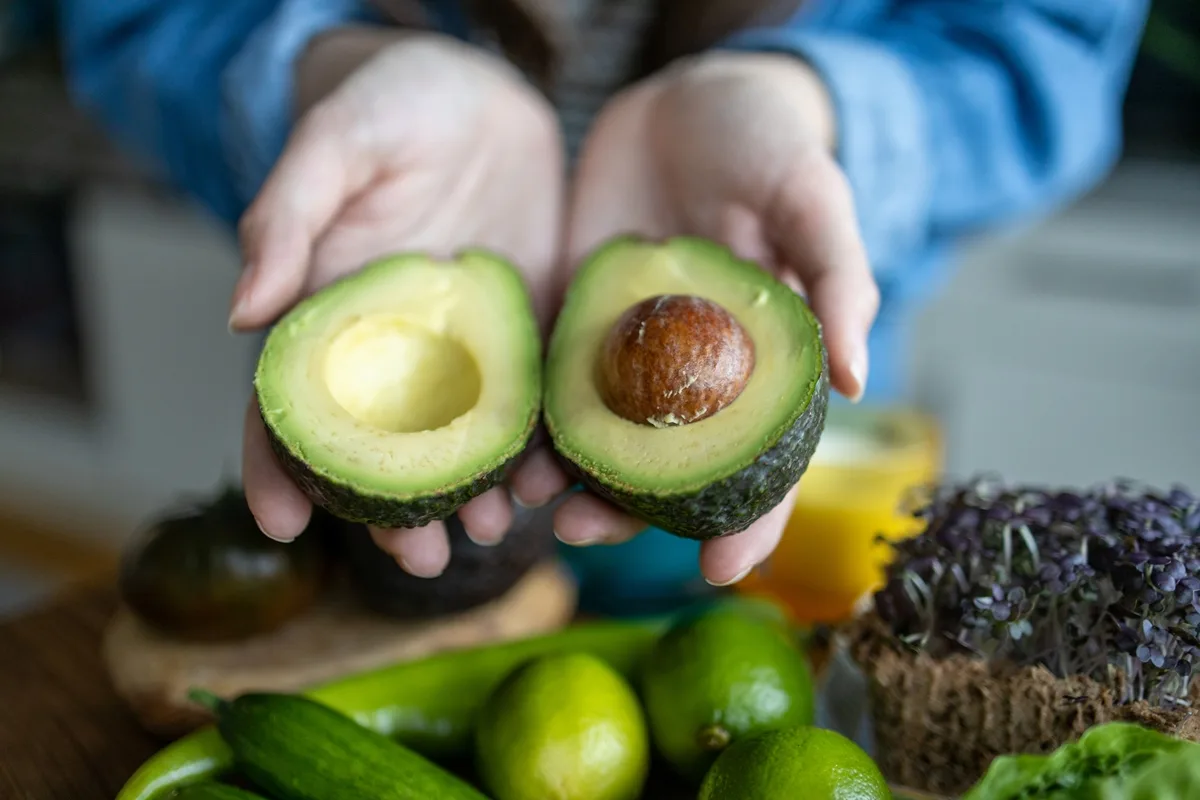 Comer abacate ajuda a dormir melhor naturalmente, revela nutricionista