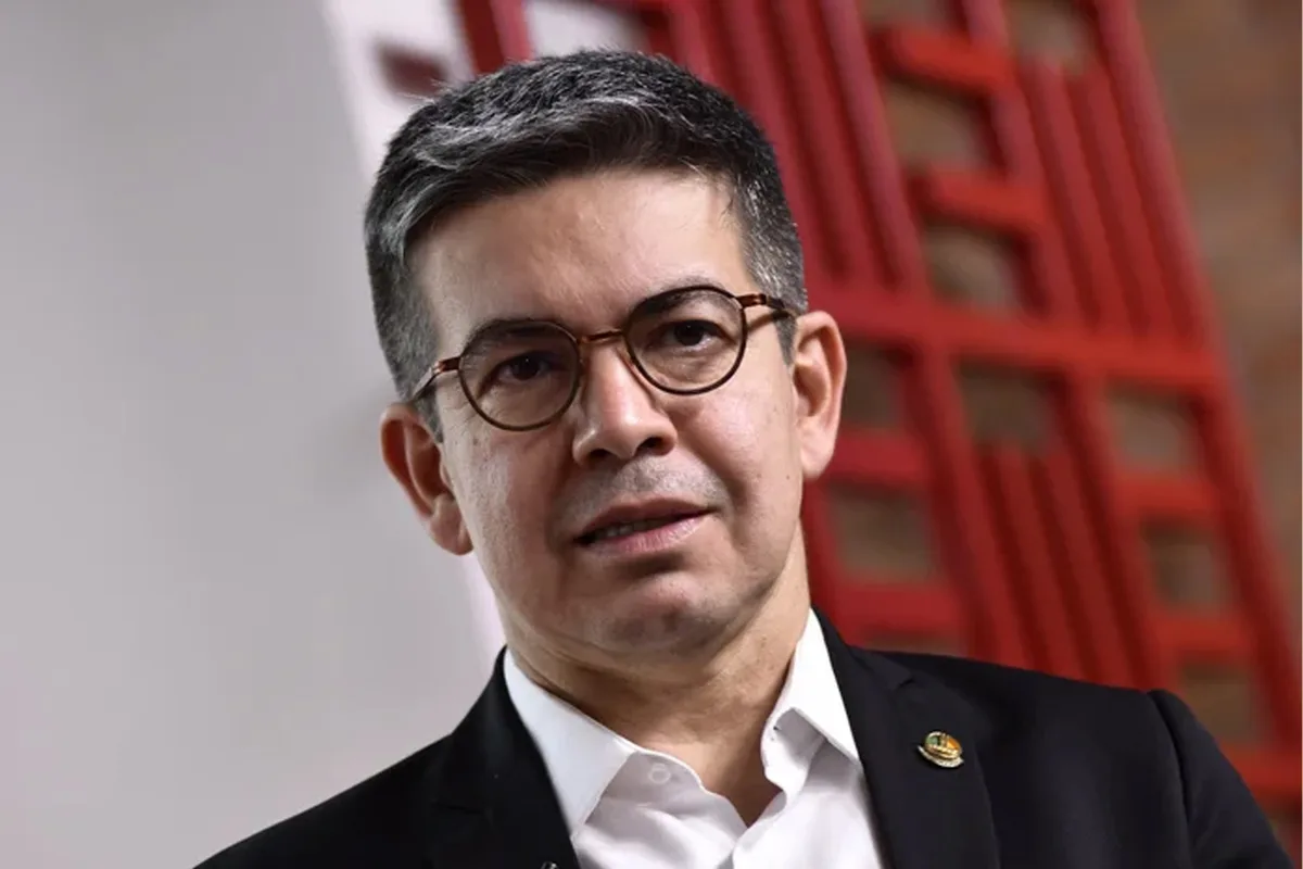 Randolfe admite que 6x1 não será votada antes do 1º turno e culpa Flávio