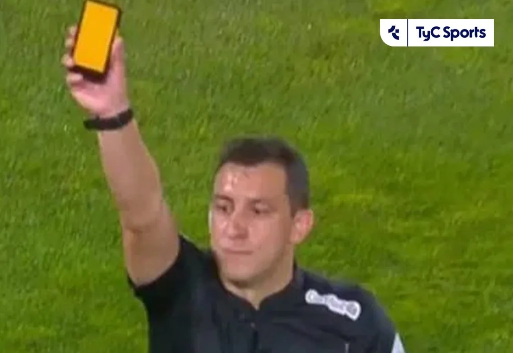 Tecnologia no futebol: cartões virtuais são testados; entenda