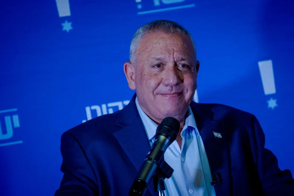 "Ça nous changerait de Bibi" : ancien militaire peu charismatique, qui est Gadi Eisenkot, le rival de Netanyahou ?