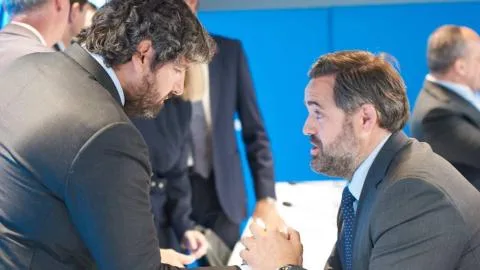 López Miras fía a Feijóo la batalla para seguir exprimiendo el Tajo mientras Paco Núñez guarda silencio ante el PP
