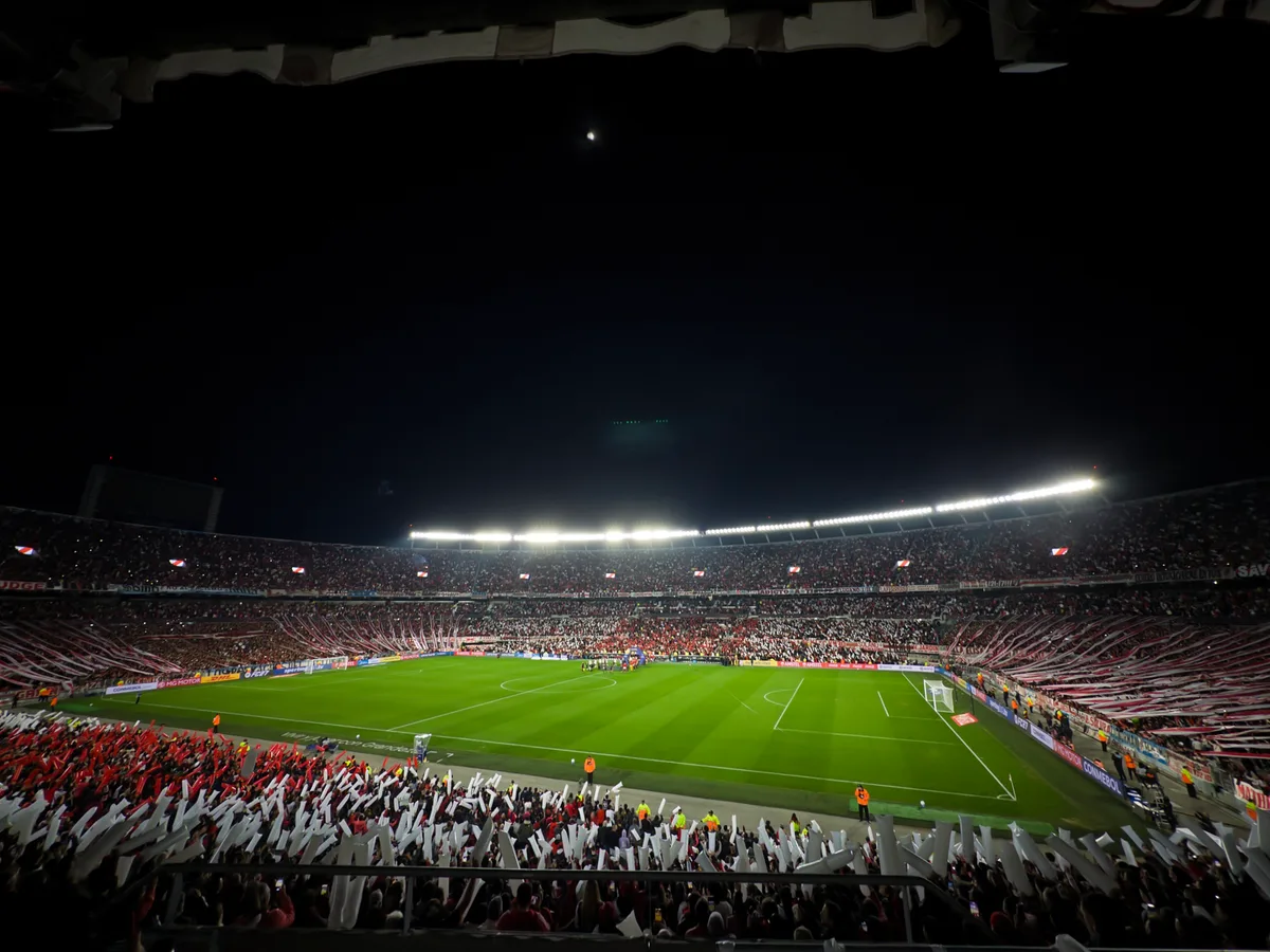 Torcedor do River sofre ataque cardíaco e morre no Monumental em eliminação da Sul-Americana