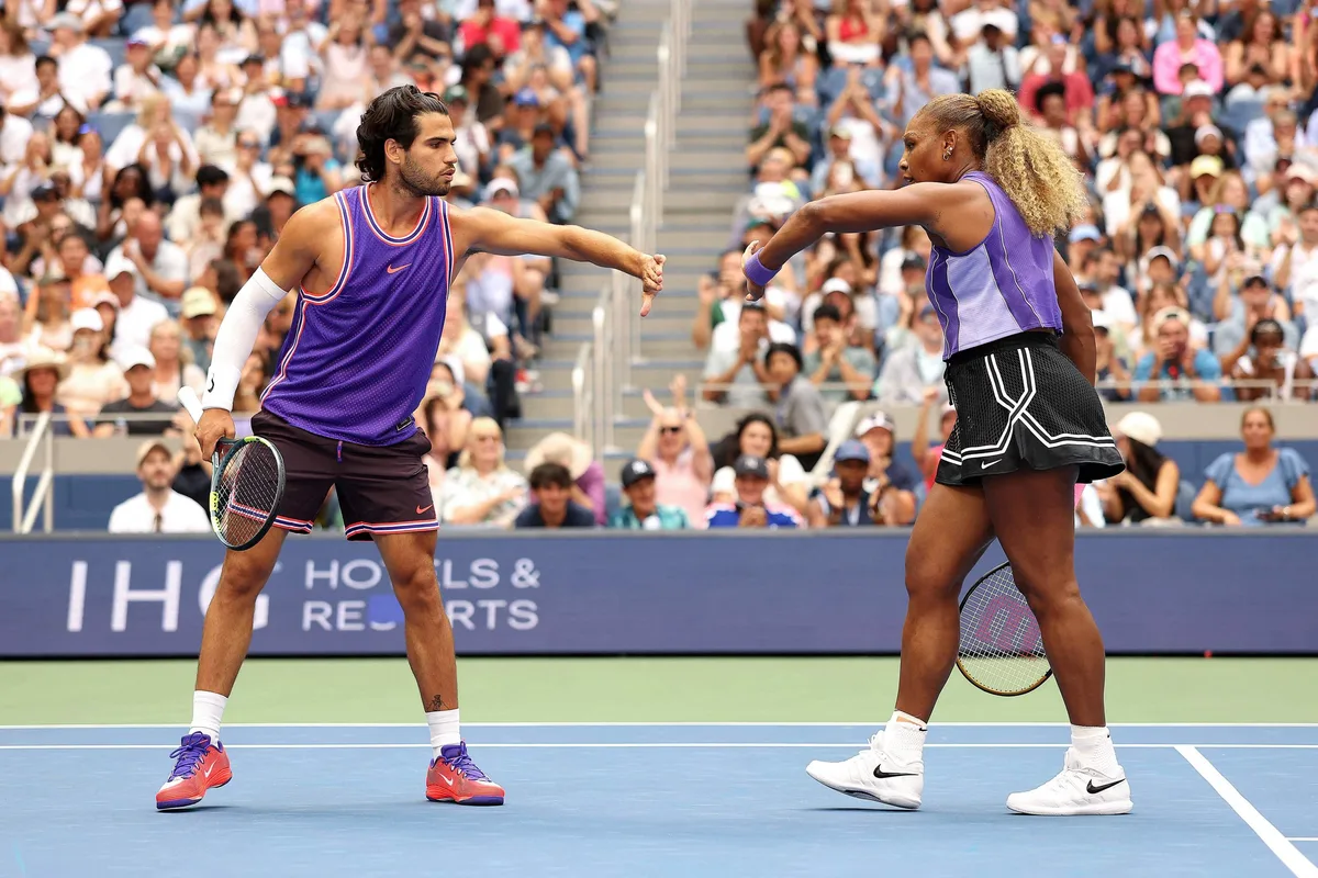 Alcaraz pasa un buen rato junto a Serena Williams y vence en el dobles mixto del US Open en su regreso a las pistas