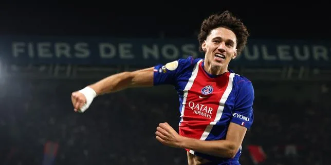 EN DIRECT, Manchester City-PSG : Warren Zaïre-Emery et Maghnes Akliouche seront titulaires avec Paris face aux Cityzens de Rayan Cherki