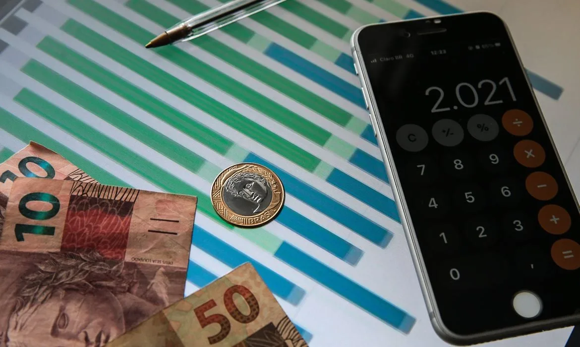 Governo federal reduz previsão do PIB e da inflação para este ano