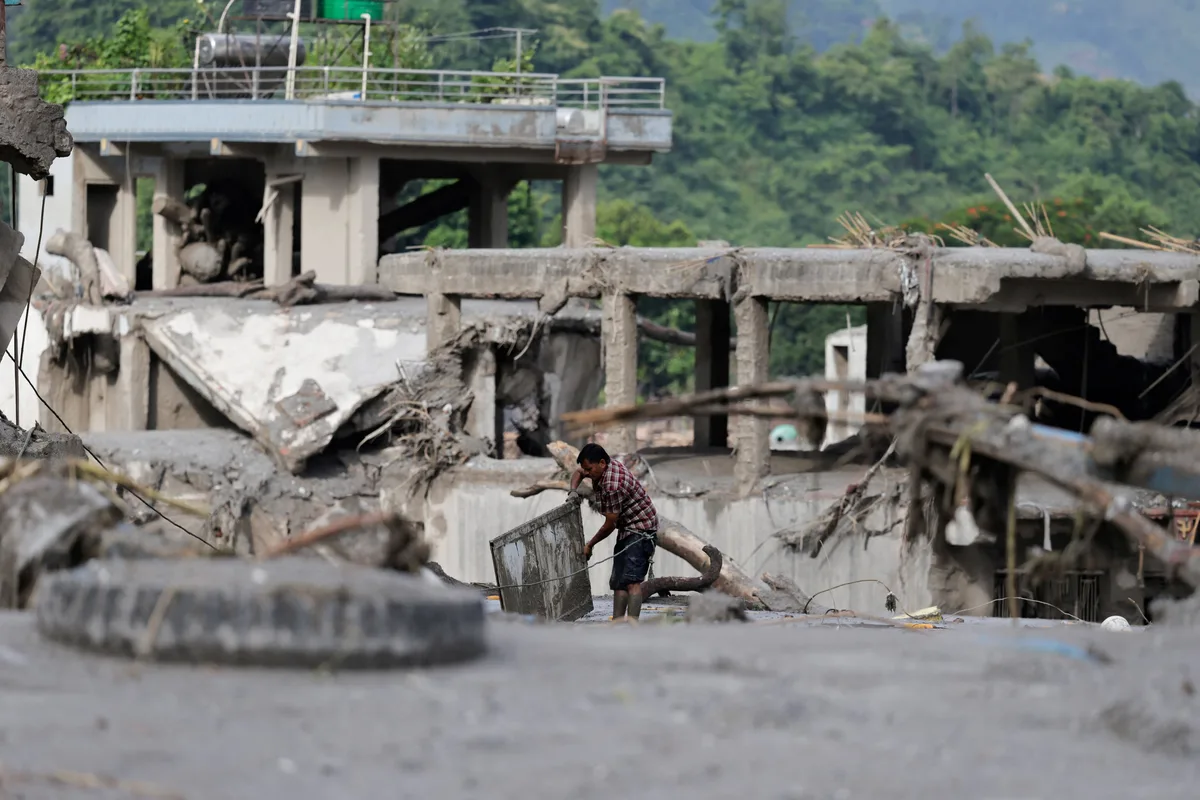 Personas de más de 30 países siguen desaparecidas tras la riada en la frontera entre Nepal y China