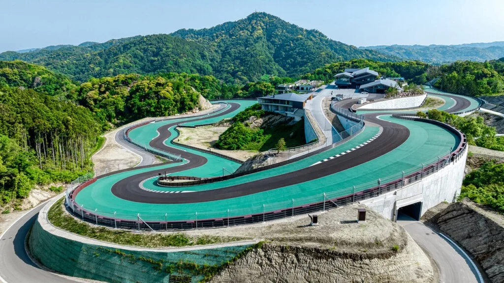 Un multimillonario quería su propio autódromo así que taló una montaña para crearló. Ahora tiene el Disneyland de los amantes de los coches