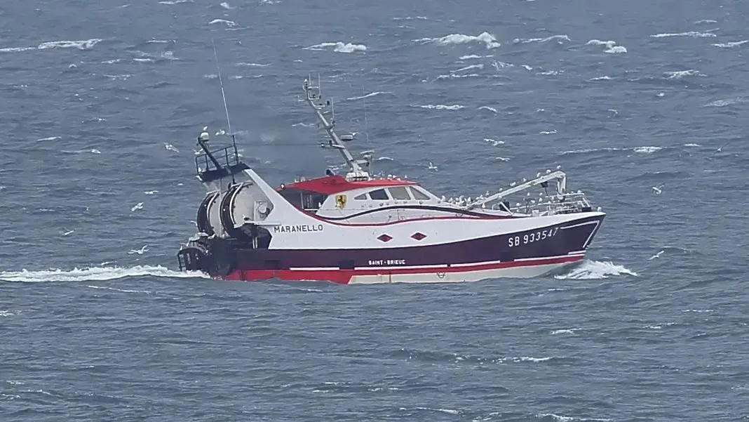 Naufrage d’un chalutier breton : recherches abandonnées pour retrouver deux marins disparus