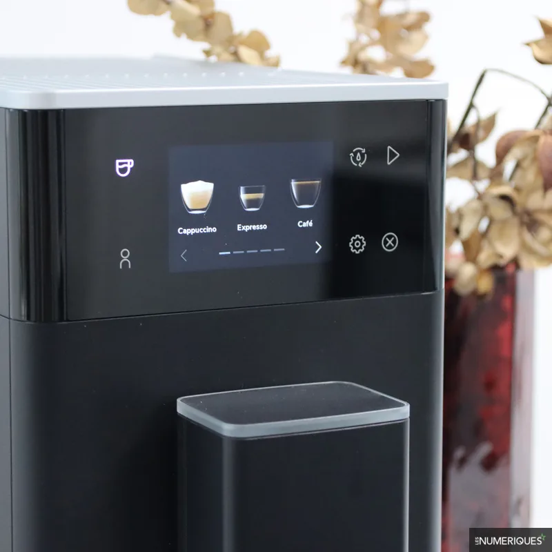 Actualité : Le test de la machine à café automatique avec broyeur KitchenAid KF4 5KES8454EBM a rejoint notre comparatif