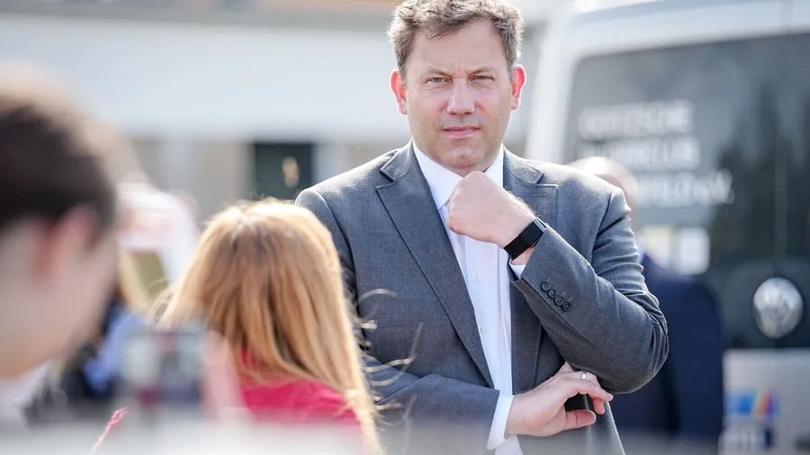 Wahlkampf und Parteigrummeln: Doppelte Durchhalteparolen: Mit Klingbeil in Sachsen-Anhalt