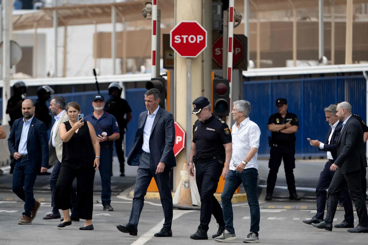 Los 18 primeros antidisturbios a Ceuta fueron para proteger a Sánchez: quejas policiales por los recursos para cargos públicos