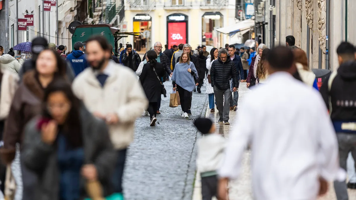 Vendas no comércio cresceram 2% em julho. Emprego no setor recuou