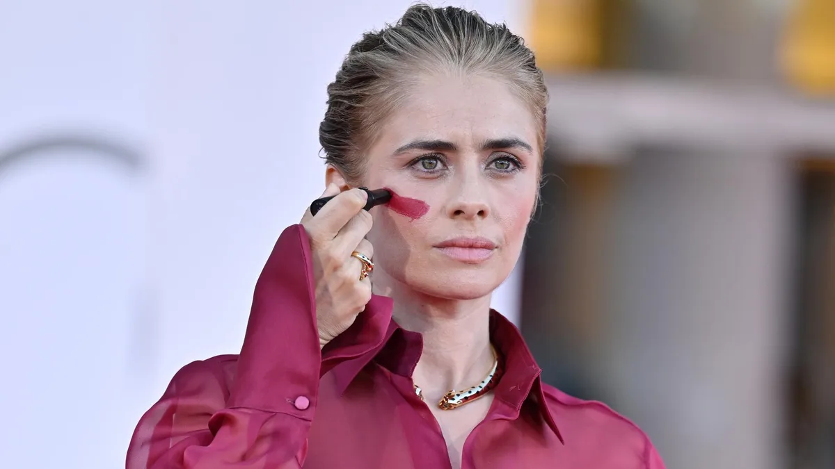 À la Mostra de Venise, le geste symbolique de Greta Scarano sur le tapis rouge