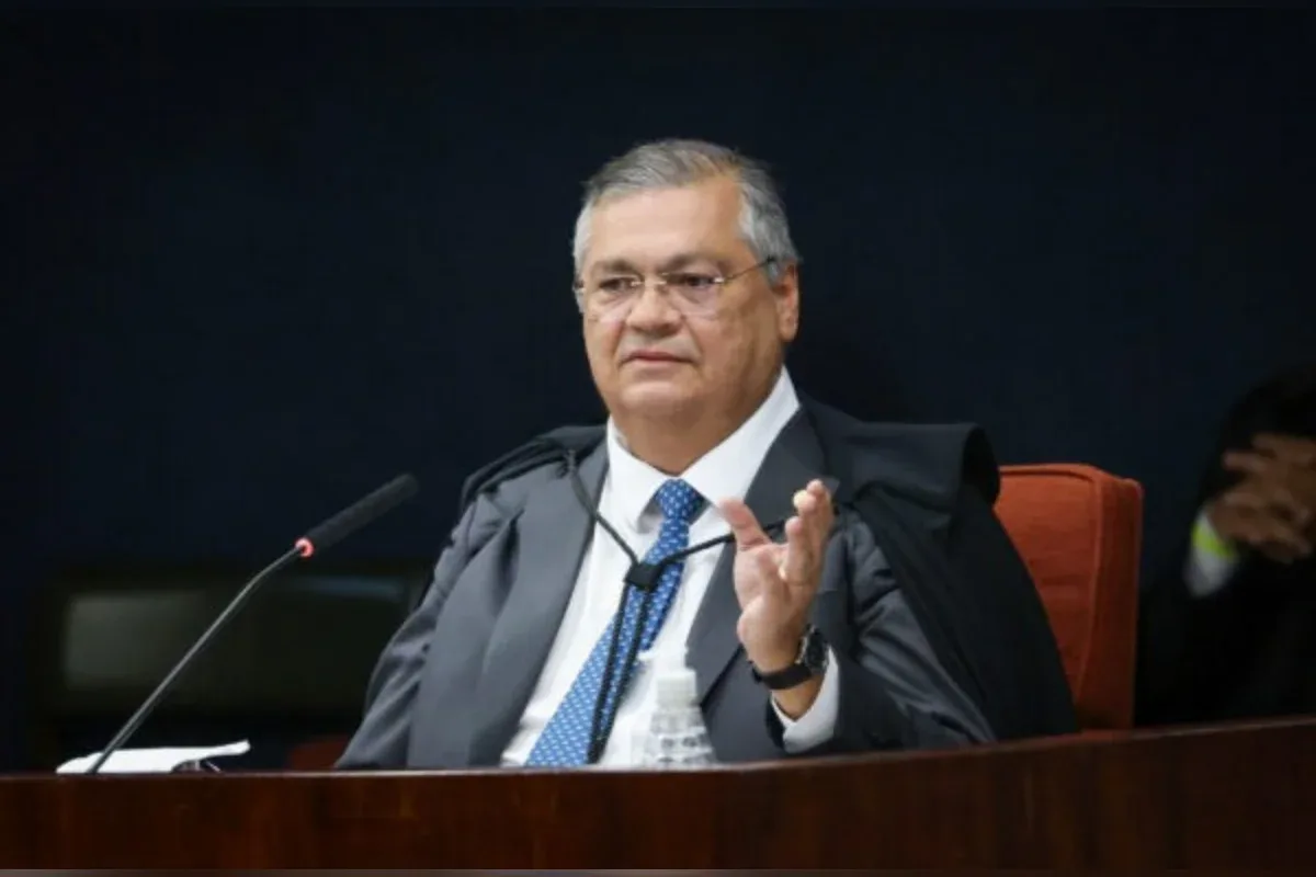 Dino defende liberdade de imprensa e pede que família seja preservada