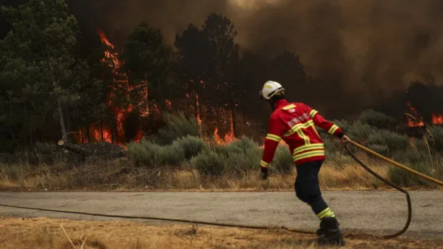 Mais de 110 operacionais e cinco aviões combatem fogo no Fundão