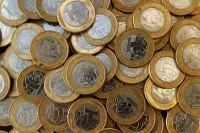 Taxas de juros recuam com dólar fraco e eleições no radar