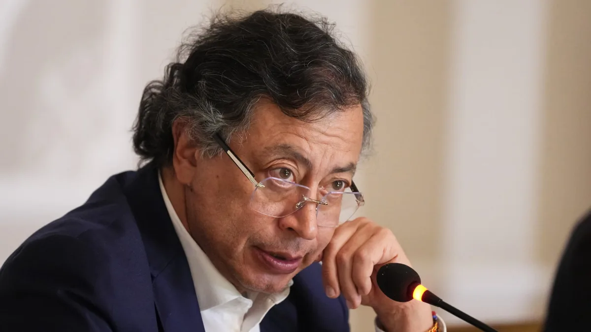 Críticas a Gustavo Petro por pedir derecho a réplica tras alocución de Abelardo de la Espriella sobre el terremoto: “Viudo del micrófono”