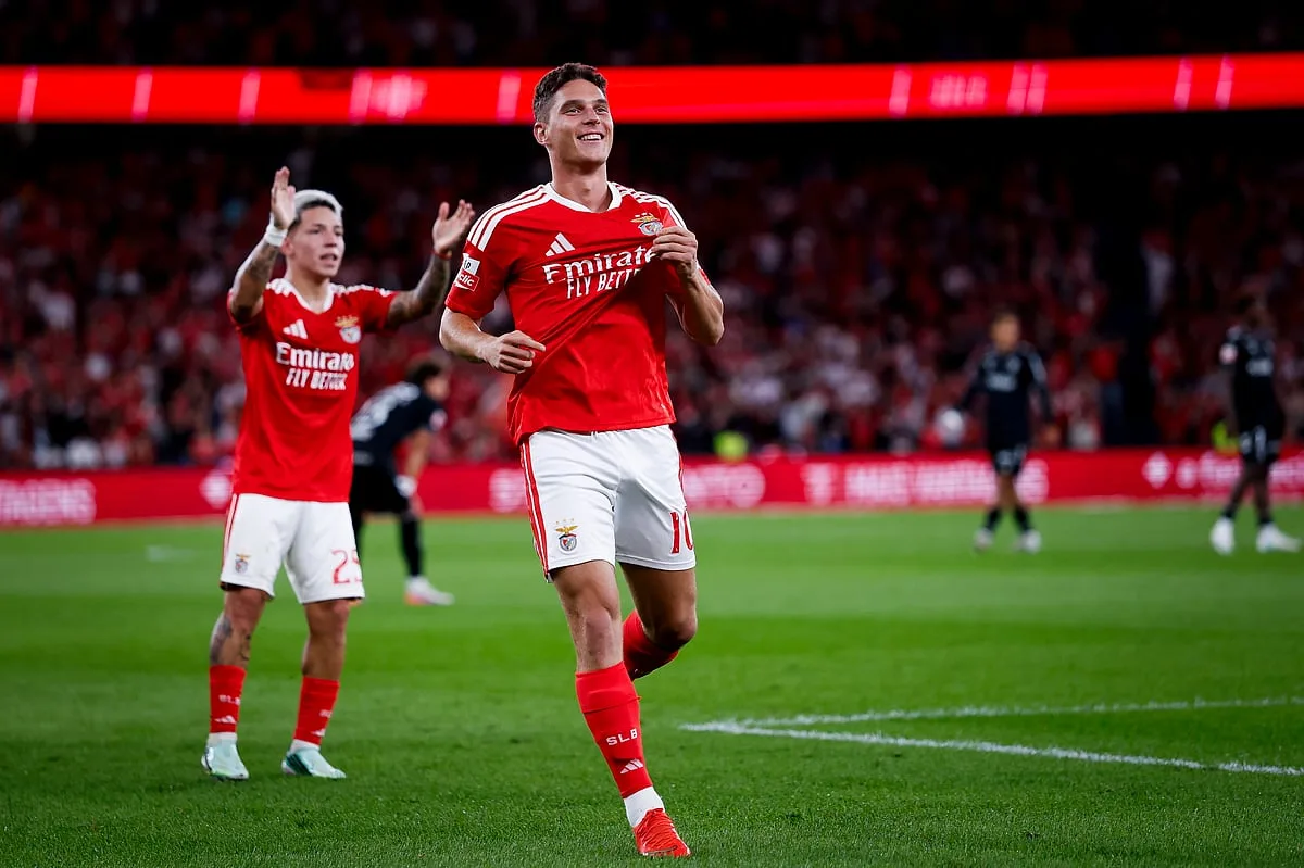 Benfica vence Vitória SC por 2-0 de forma segura e sem deixar fugir o FC Porto