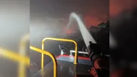 Incêndio toma conta de prédio comercial em SP e bombeiros tentam controlar