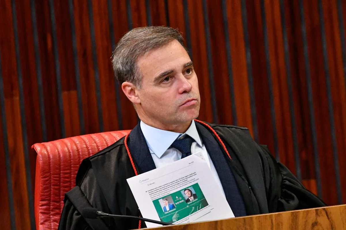 Mendonça manda derrubar posts do PT com acusações contra vice de Flávio
