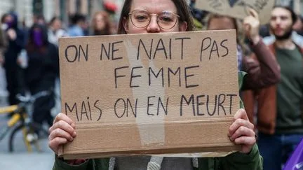 Cent onze femmes ont été tuées par leur conjoint ou ex-compagnon en 2025, un nombre en hausse de 4% sur un an, annonce le ministère de l'Intérieur