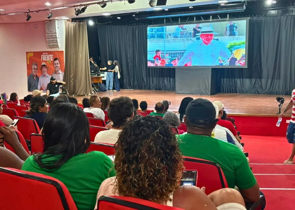 Em auditório, apoiadores da Frente Ampla pelo Acre acompanham Super Live com Jorge e Lula