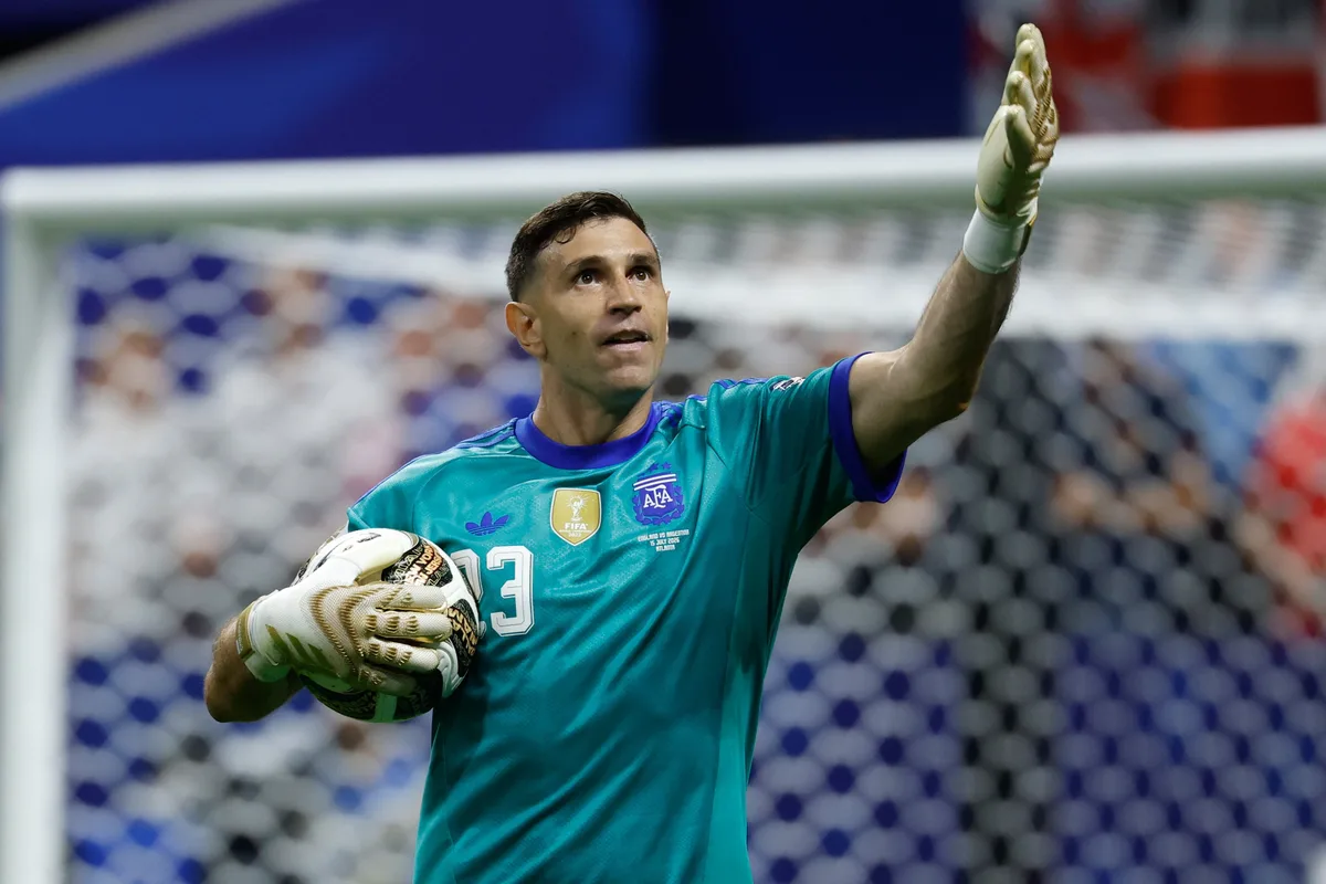 El Dibu Martínez será titular en Chelsea a horas de su contratación